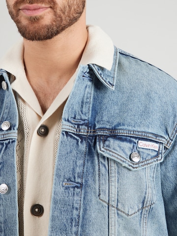 Calvin Klein Jeans Prehodna jakna 'ANDREW' | modra barva
