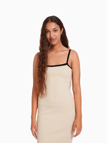 Bershka Gebreide jurk in Beige: voorkant