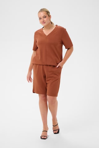 KAFFE CURVE - Camiseta 'Annia' en marrón
