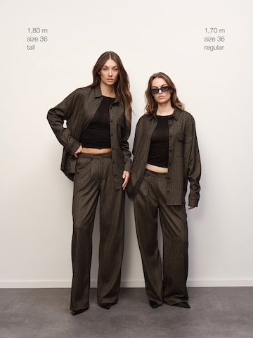 RÆRE by Lorena Rae Loosefit Παντελόνι πλισέ σε καφέ