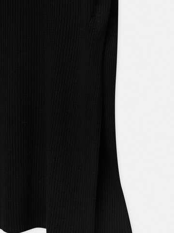 Rochie de la Pull&Bear pe negru