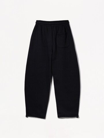 BershkaLoosefit Hlače - crna boja
