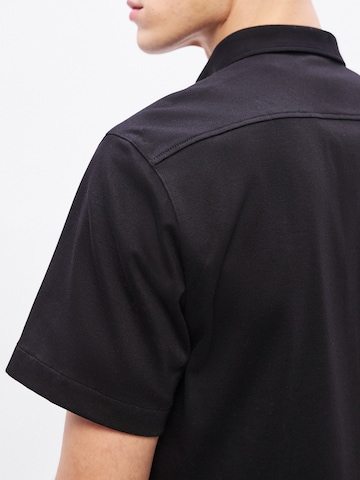 Coupe regular Chemise 'Motion' BOSS en noir