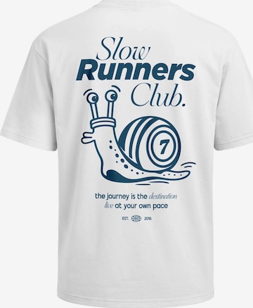 Neverless Shirt 'Slow Runners Club' in White: front