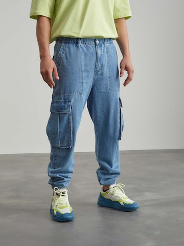 ABOUT YOU x Benny Cristo Loose fit Cargo Jeans 'Niels' in Blue: front