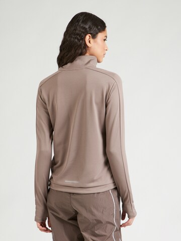 NIKE Funktionsbluse 'Pacer' i brun