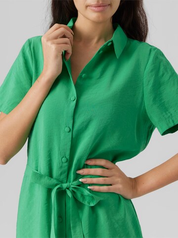 Vero Moda Petite Blusekjole 'QUEENY' i grøn