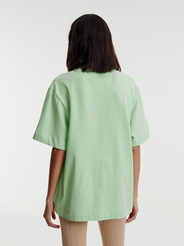 EDITED T-shirt 'Elisa' i grön