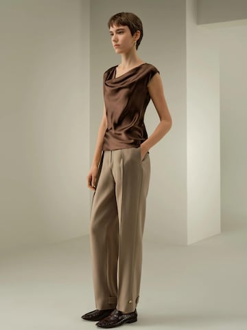 Lilysilk Blouse 'Ärmelloses Top mit Wasserfallkragen' in Bruin