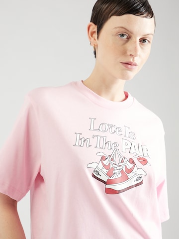 T-shirt Nike Sportswear en rose