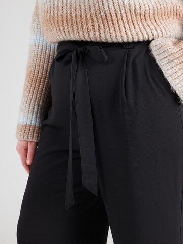 Wide leg Pantaloni con pieghe 'CARLux' di ONLY Carmakoma in nero