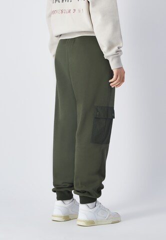 Champion Authentic Athletic Apparel Tapered Cargohose in Grün