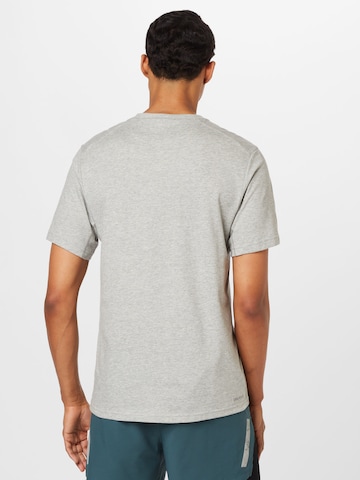 T-Shirt fonctionnel 'Primary' NIKE en gris