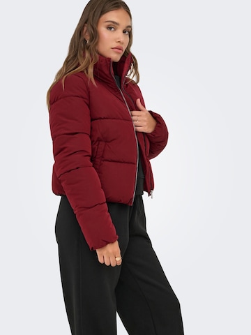 Veste d’hiver 'ONLDolly' ONLY en rouge