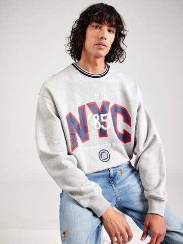 Felpa 'GAME DAY NYC' di Tommy Jeans in grigio: frontale