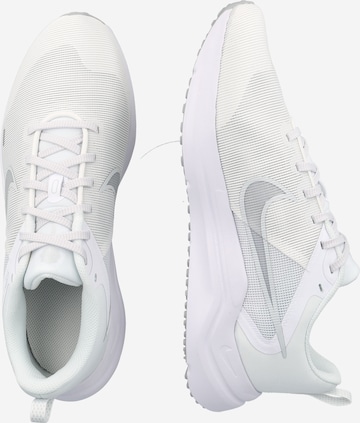 Chaussure de course 'Downshifter 12' NIKE en blanc