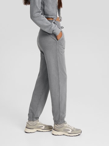 Bershka Tapered Hose in Grau