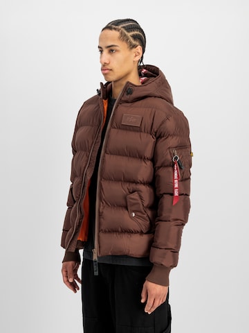 ALPHA INDUSTRIES Kurtka zimowa w kolorze brązowy: bok
