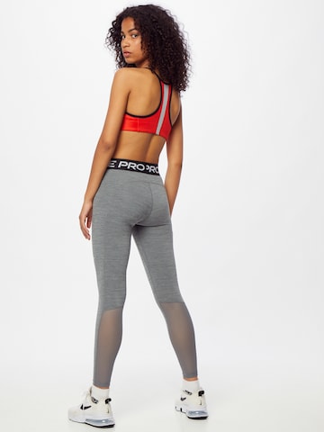 Skinny Pantalon de sport NIKE en gris