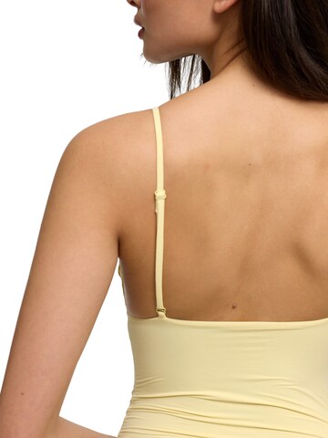 cfab (formerly creamy fabrics) - Top 'Deep Neck Lace Top' en amarillo