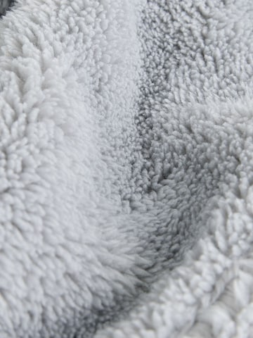 Next - Mono en gris