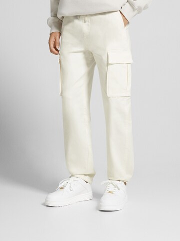 Bershka Regular Cargo Pants in White: front