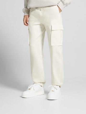 Regular Pantaloni cu buzunare de la Bershka pe alb: față