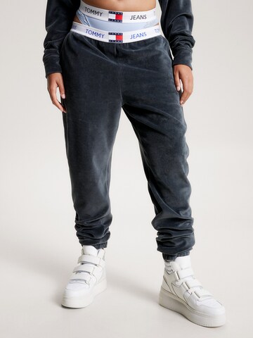 Tommy Jeans Tapered Broek 'Heritage' in Grijs: voorkant