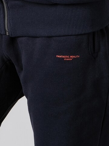 FANTASTIC REALITY STUDIOS Regular Hose 'LOGO SWEATPANTS - Bio-Baumwolle'‌‌‌‌ in Blau