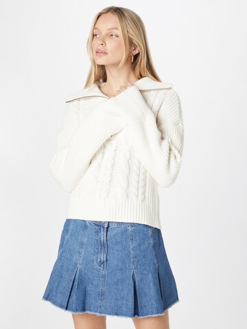 Abercrombie & Fitch Sweater in White: front