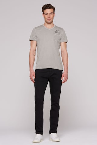 CAMP DAVID V-Shirt mit Brusttasche und Backprint in Grau