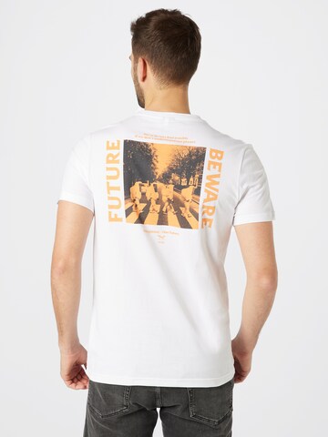 T-Shirt 'Beware Future' Iriedaily en blanc