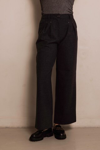 Zhrill Loose fit Pants in Black: front