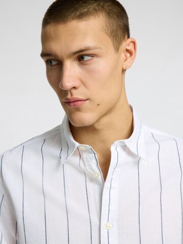 SELECTED Tavaline suurus Triiksärk, värv valge