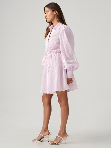 The Fated Košilové šaty 'YULI' – pink