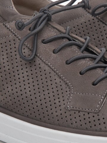 Sneaker bassa '09-3862' di Estro in grigio