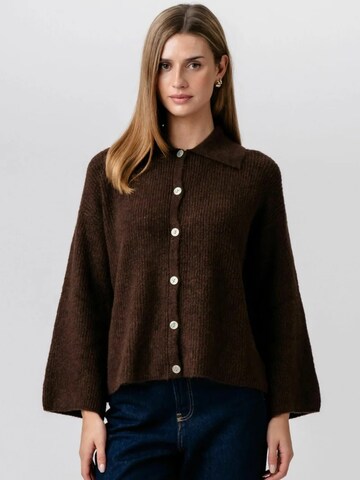 TEESHOPPEN Neulepaita ' Josie Polo ' värissä ruskea: etupuoli