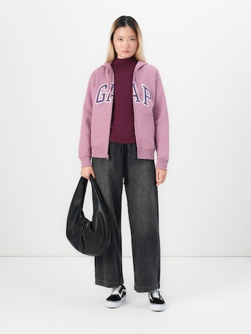 GAP Collegetakki 'HERITAGE' värissä lila