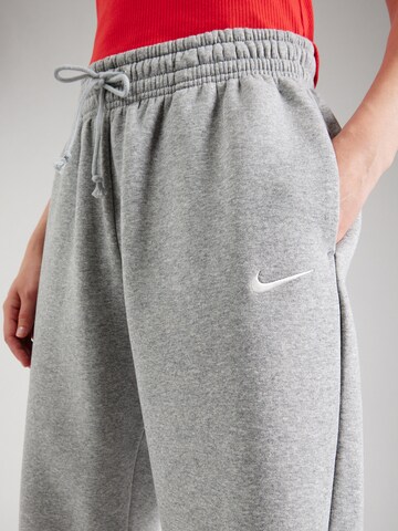 Nike SportswearLoosefit Hlače 'Phoenix' - siva boja