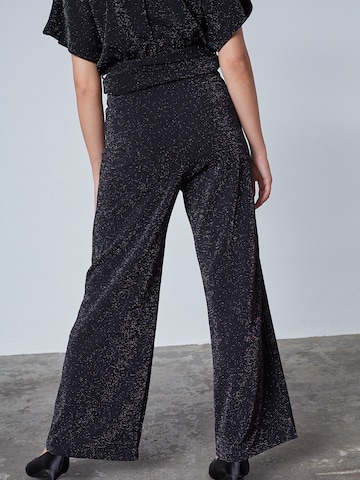 SISTERS POINT - Pierna ancha Pantalón 'GLUT' en negro