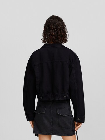 Bershka Prehodna jakna | črna barva