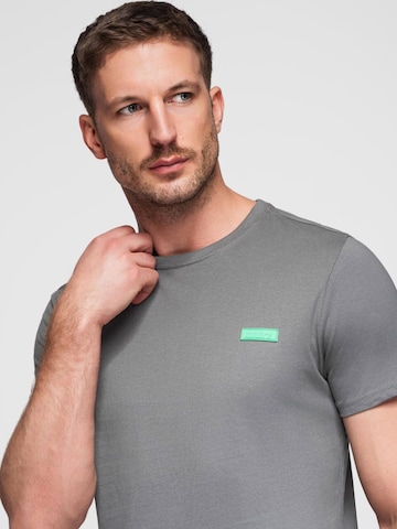 Ombre Bluser & t-shirts i grå