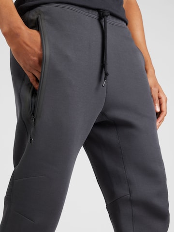 Nike Sportswear Дънки Tapered Leg Панталон 'TECH FLEECE' в сиво