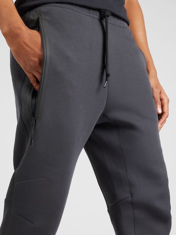 Tapered Pantaloni 'TECH FLEECE' di Nike Sportswear in grigio