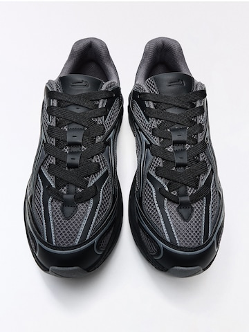 Sneaker low de la Bershka pe negru