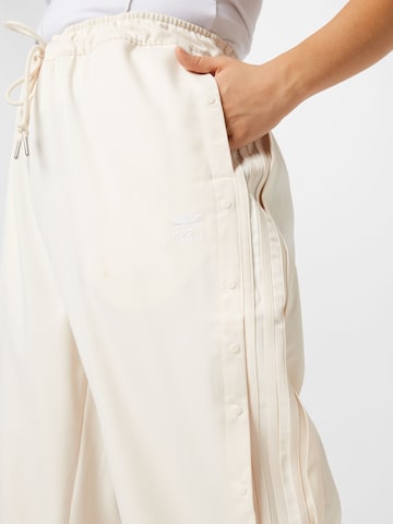 Loosefit Pantaloni 'RELAXED PANT' di ADIDAS ORIGINALS in bianco
