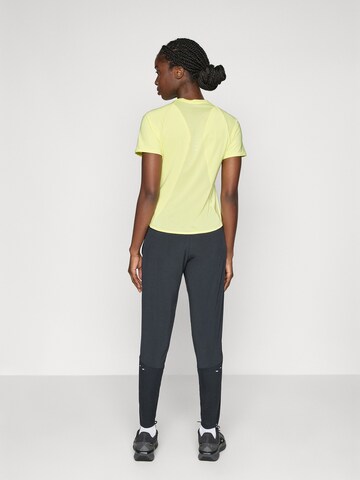Slimfit Pantaloni sportivi di NIKE in nero