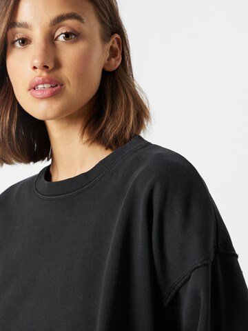 LEVI'S ®Sweater majica 'Roonie Crop Sweatshirt' - crna boja