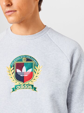 ADIDAS ORIGINALS Sweatshirt 'Collegiate Crest' in Grijs