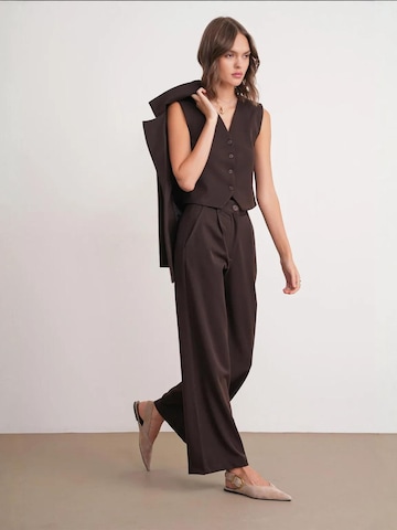 Wide leg Pantaloni con pieghe di MixRay in marrone